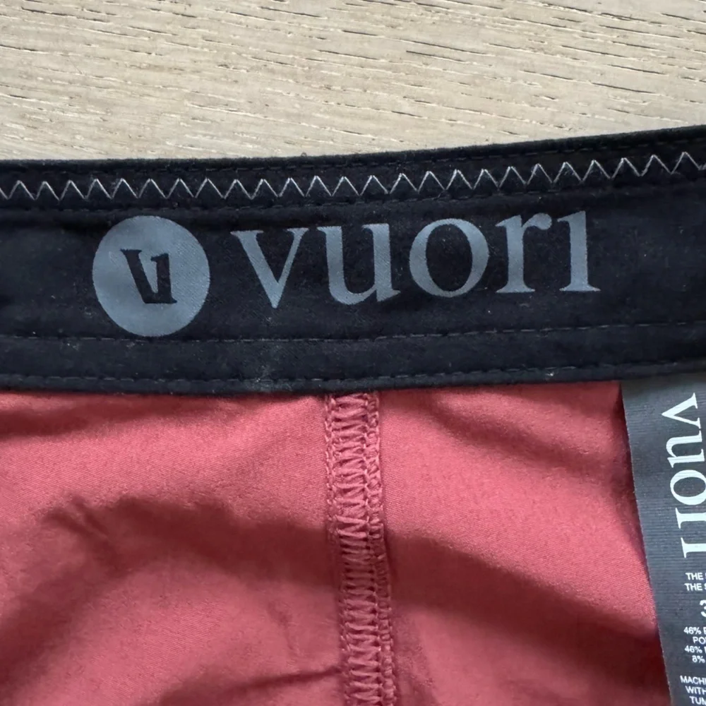 Vuori Peak Boardshorts 38 Red Clay microdots